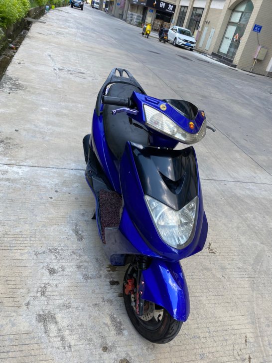 神鹰125摩托车。女士车，踏板车。有牌没证...