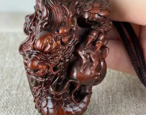 非洲小叶紫檀的一款盘龙戏珠木雕手把件，约7...