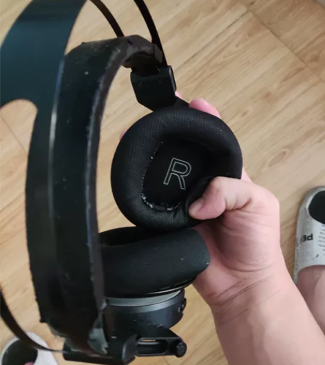 万魔耳机，功能好的，耳帽脱胶了，50不包邮...