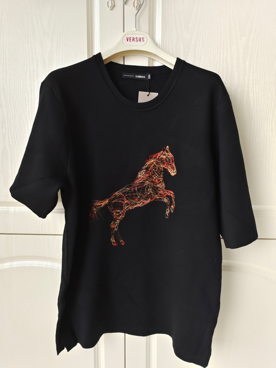 全新黑色针织刺绣马到成功半袖T恤，全身高密...