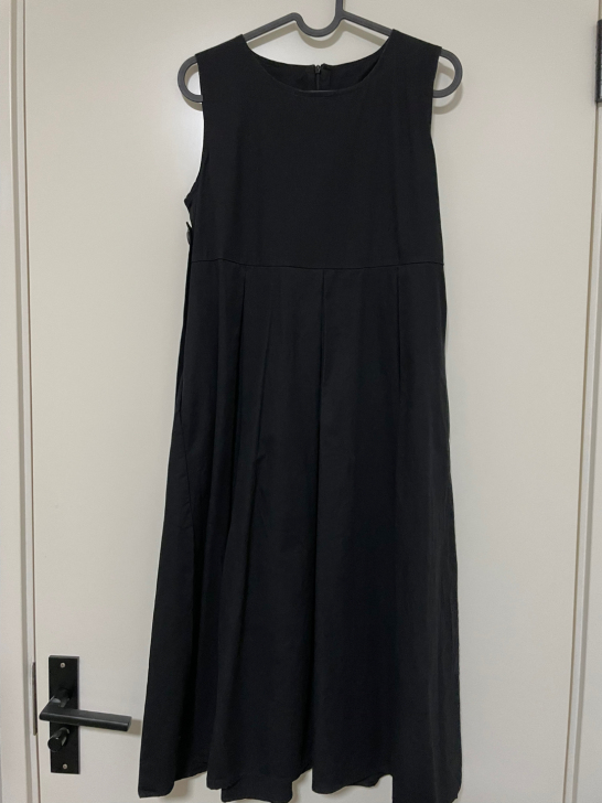 黑色无袖圆领连衣裙 学院风