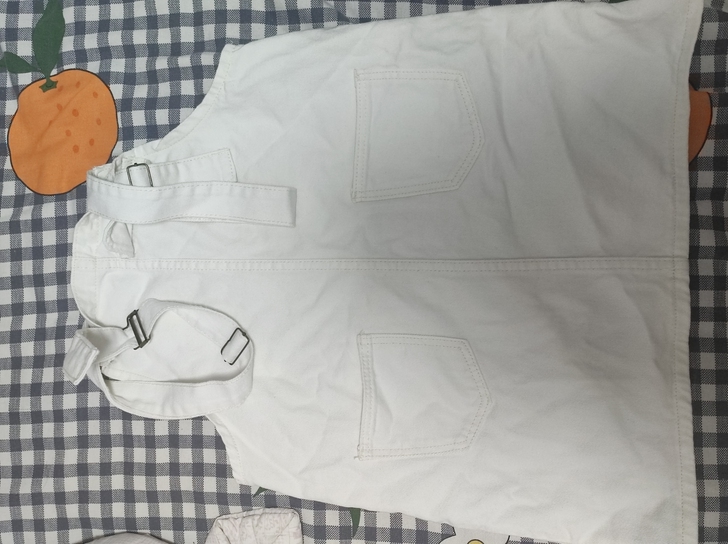 白色背带裙