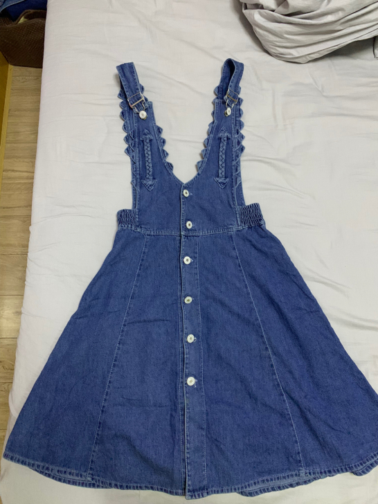 牛仔背带裙，藏蓝色，腰围64拉伸到72，腰...
