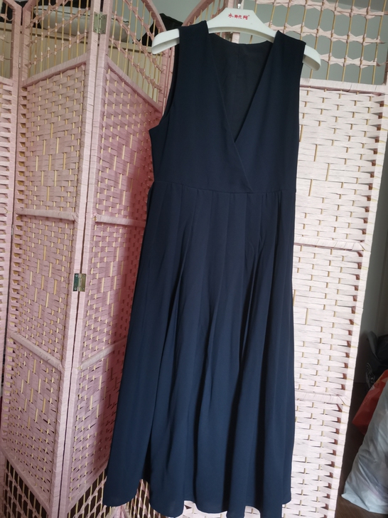 全新背带裙,优惠出售!