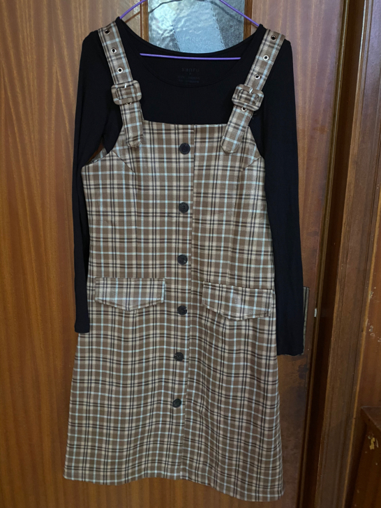 商场198入格子背带裙，全新未穿过，买回来...