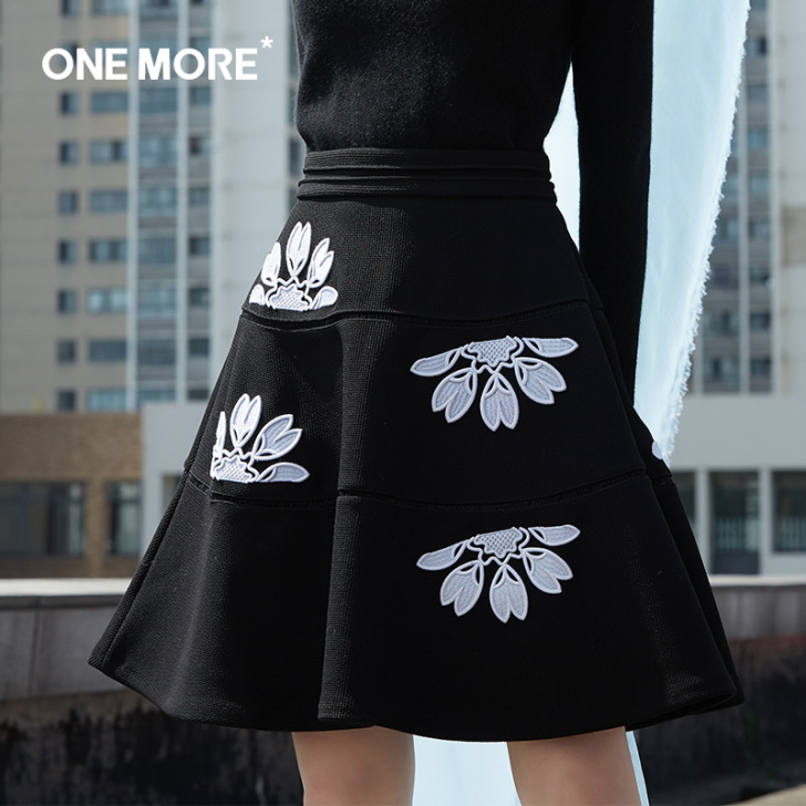 ONE MORE文墨百搭绣花半身裙女中裙A...