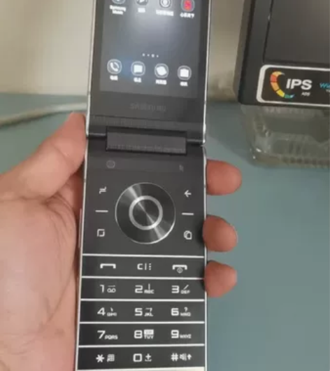 三星w2019优思版  8成新 有磕碰划痕...