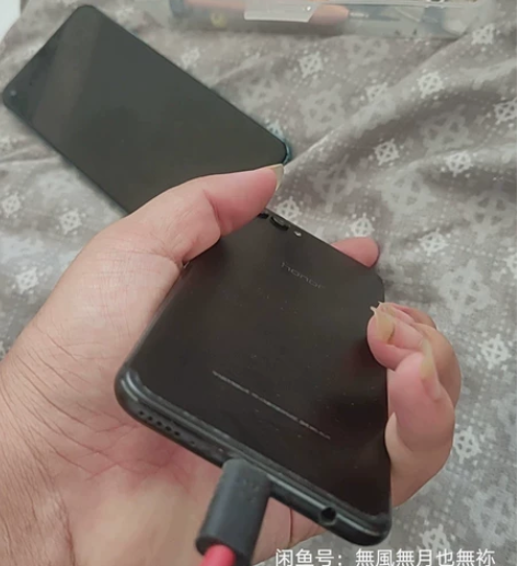 荣耀V10 黑色 6加128的,成色算...