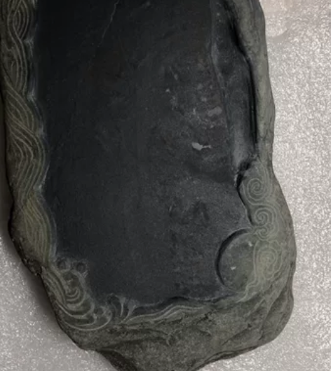 歙砚，樟树背，此砚名曰《行云流水》，纯手工...