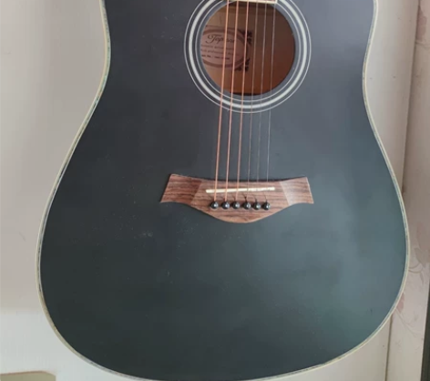 很久以前买的一把吉他，结果放到角落落灰，一...