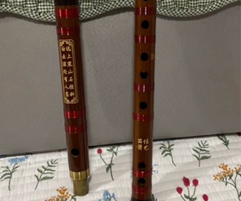 朋友送的D调笛子。拿来卖了。 音准拉垮，随...