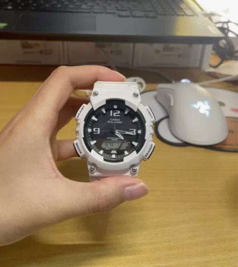 出一个卡西欧手表  表带有一点点黄  不过...