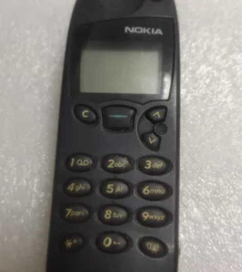 诺基亚5110，不能开机当情怀机摆设用，当...