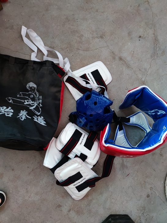 跆拳道整套护具，有2号和3号，全新带包装，...