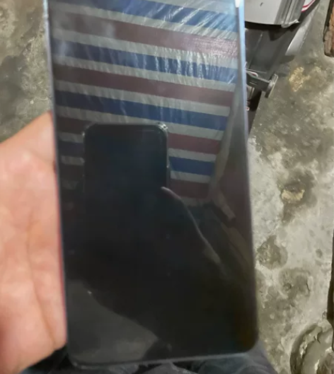 华为mate20Por。  冲电发热不开机...