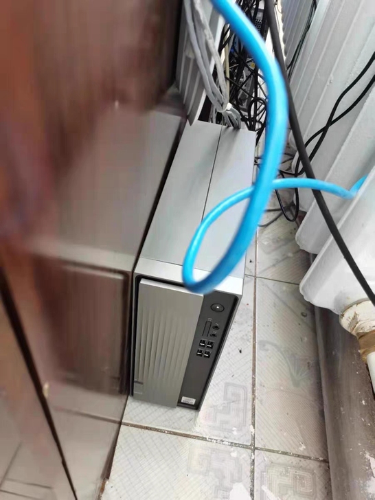 出个小主机，基本上是新的，没有怎么用过