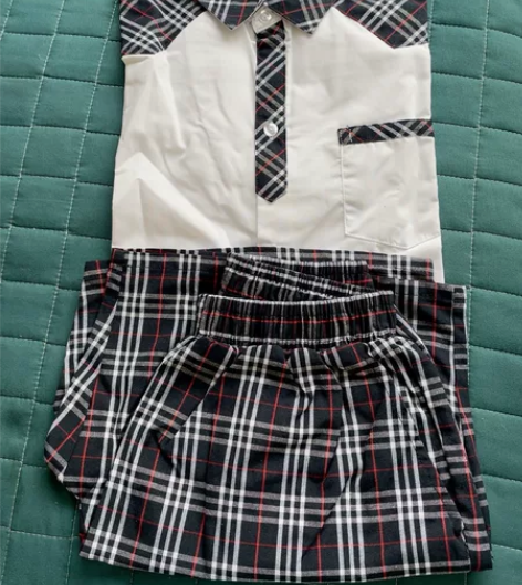 出一套小学男生校服，全新，150码，莱州自...