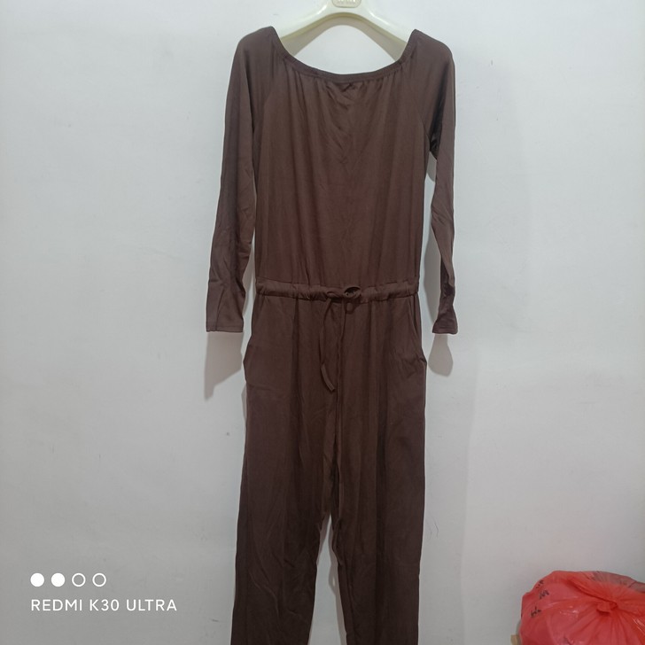 女装连体裤，质量特别好，清，没穿过，去年买...