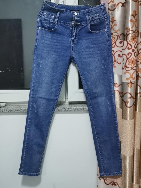 裤型很好，颜色清透，晚上光拍的色深了些，产...