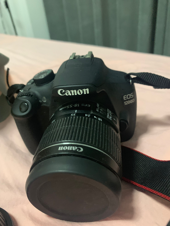 佳能1200d，高中时买的，用过10次左右...