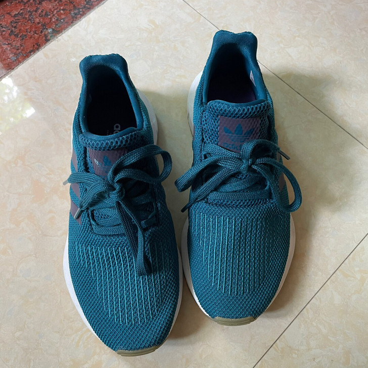 adidas运动鞋