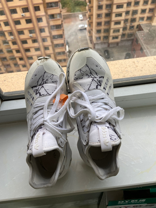 阿迪运动鞋 兴隆专柜买的 买的时候999