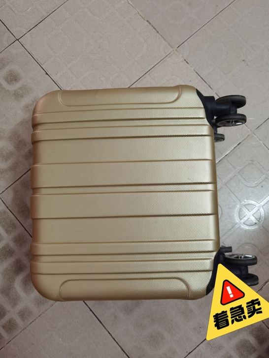 18寸香槟色旅行箱八成新，用过两次，有需要...