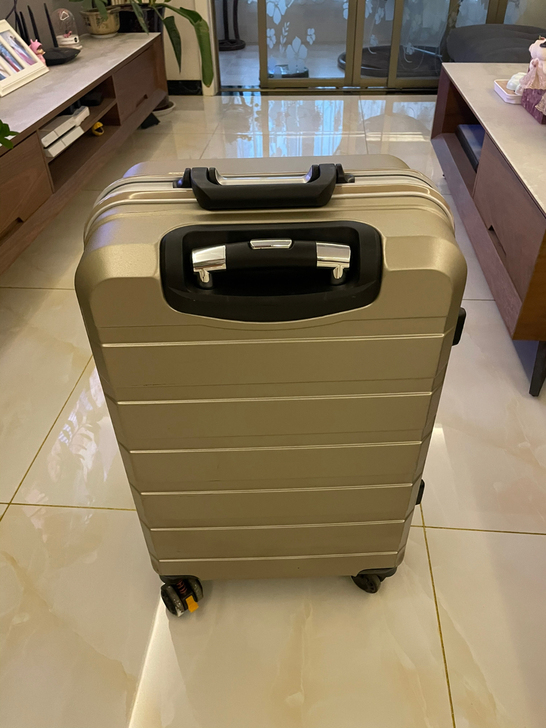 行李箱，质量超级好，pc100%材质！只用...