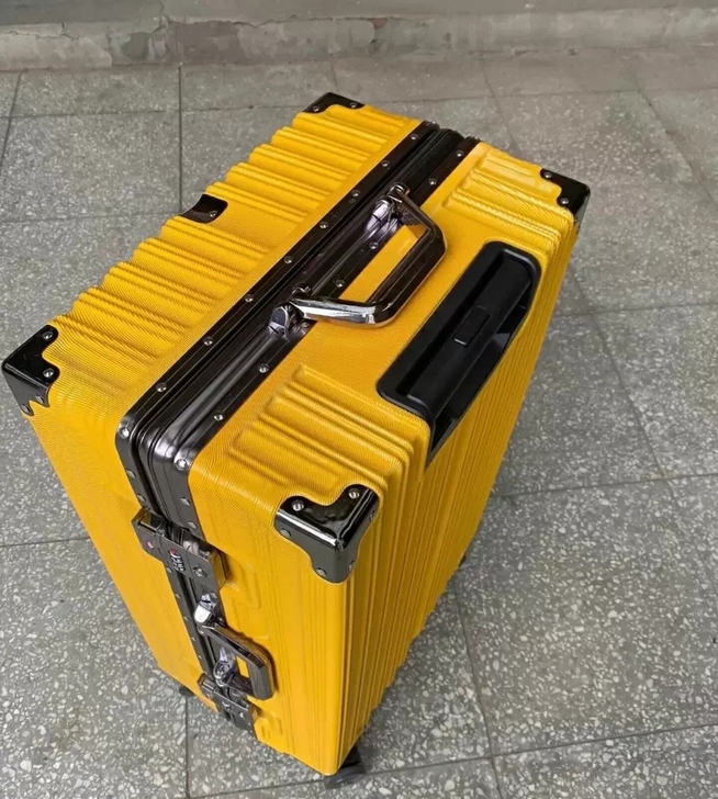 仓库搬迁了，底价处理一批28寸高档铝框行李...