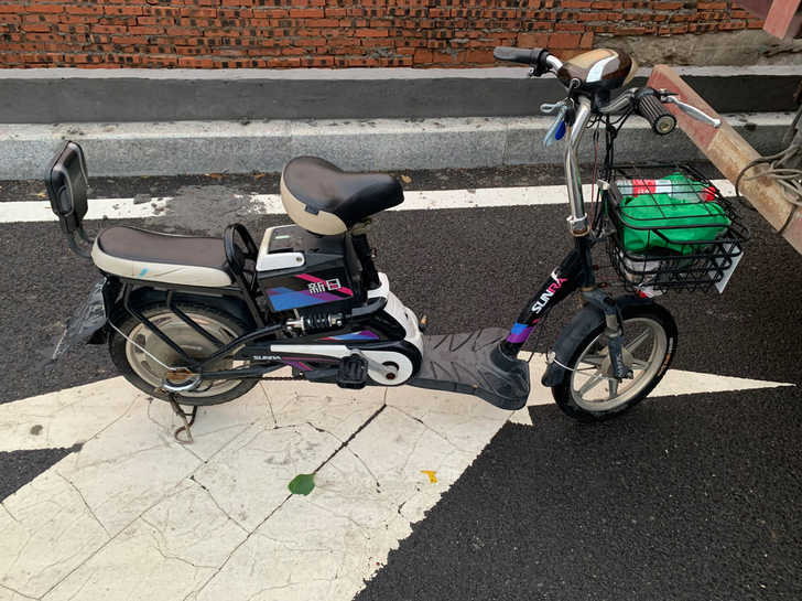 新日电动车:时速28公里/小时 实跑:35...