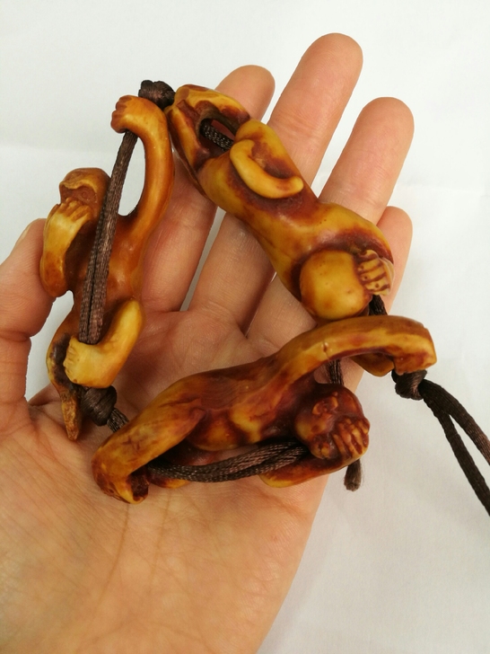 不听不说不看三不猴手把件、挂件。二十多年前...