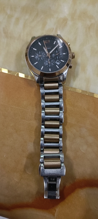 朋友送的罗宾尼手表，瑞士机芯。  带了没多...