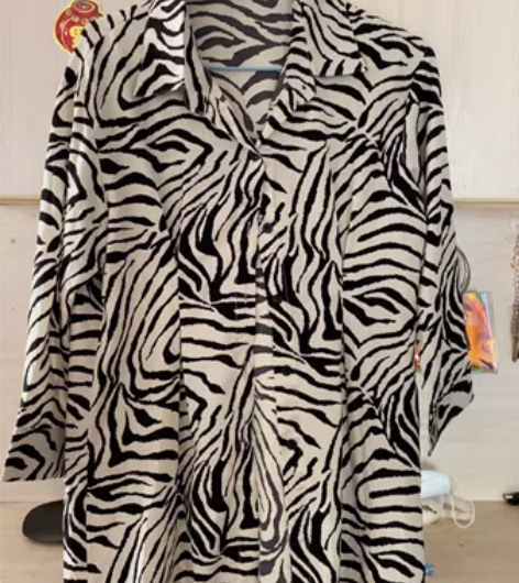 盖住屁股，可单穿，也可配个黑色包臀裙，特性...