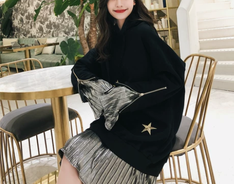 荷叶边加绒卫衣裙，袖口和下摆都是银色的边。...