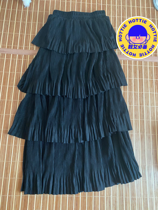 黑色蛋糕裙，均码，松紧腰。实体店购买的，全新