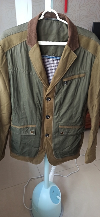 买来没穿,军绿西服,低价出售