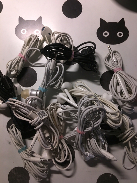 一堆3.5mm耳机打包出,声音基本是好的能...