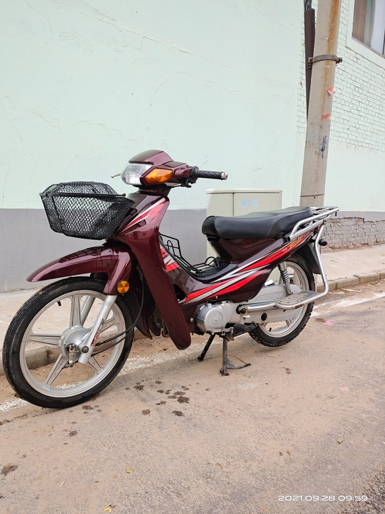 豪爵110弯梁摩托车