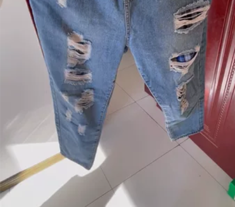 破洞牛仔裤，但是不漏肉，能穿到130斤左右...