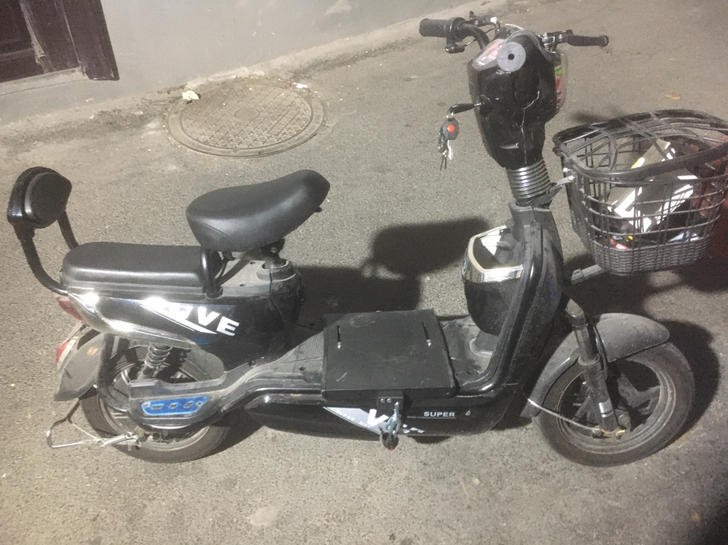 半年新车,一直放着。电池好,没上牌。车支架...