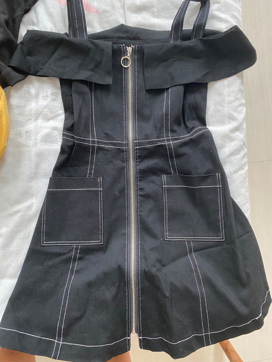 买来没怎么穿,没有什么瑕疵今天刚翻出来的,...