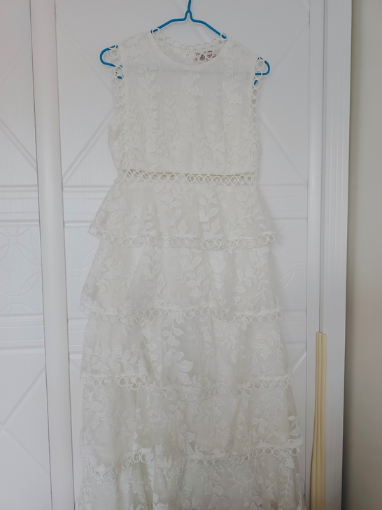 白色连衣裙度假风，蛋糕裙的样子，超级长，我...