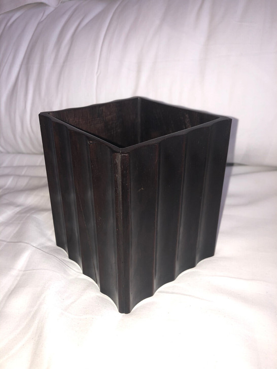 紫檀方笔筒。   有两处开裂   品相如图