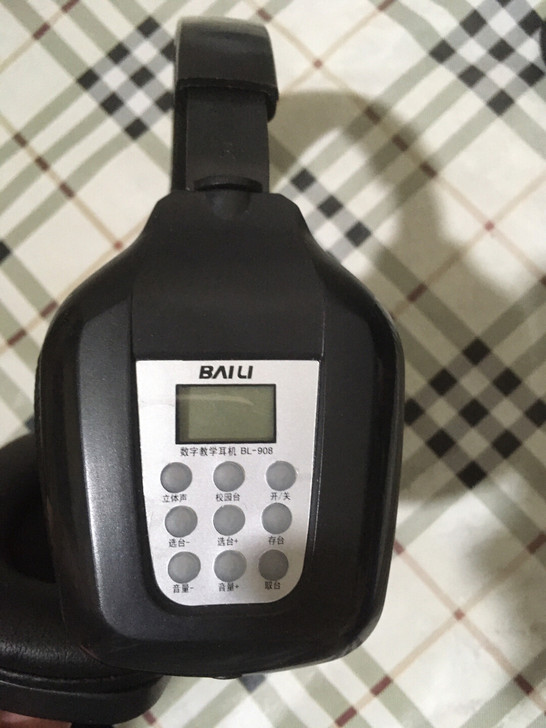 头戴式收音机，考英语用的，当然也可以听广播...