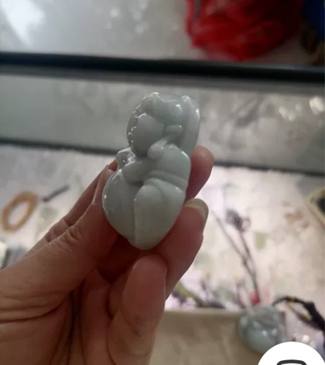 翡翠A货，大肚佛。儒种，肚子上飘一抹绿。厚...