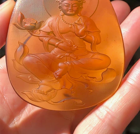 天然缅甸琥珀观音菩萨一尊,开脸祥和,珀体透...