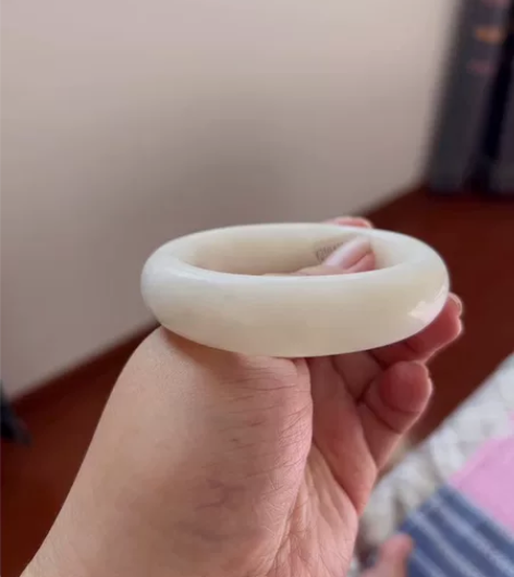 58.0圈口和田玉白玉手镯配证书。这只飘点...