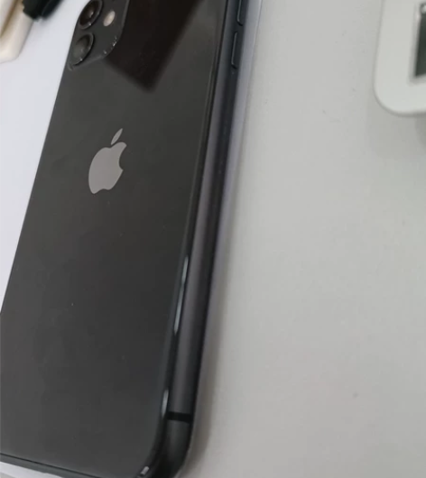 出自用苹果11/64G 爱思全绿，电池84...