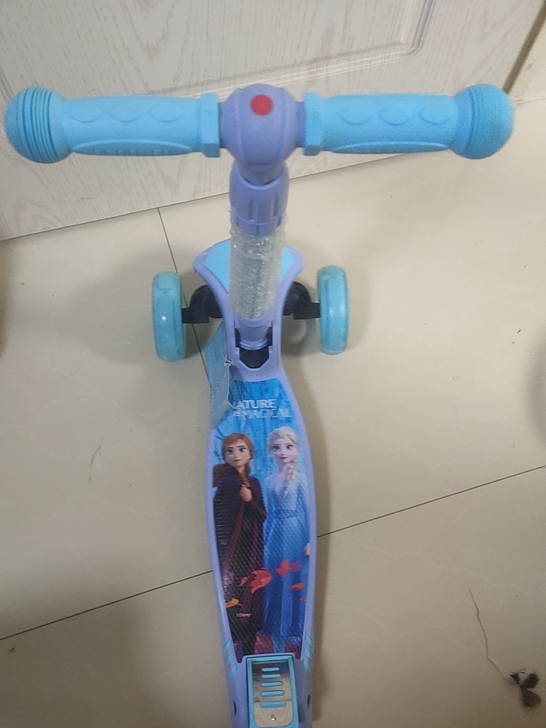 迪士尼正版，颜色漂亮，能调节高度，轱辘都会...