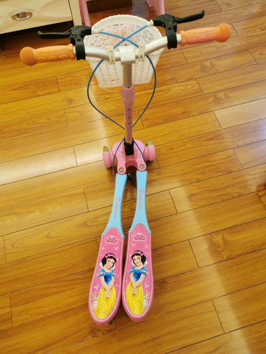 出双脚分开滑板车，适合3-12岁的宝宝，出...